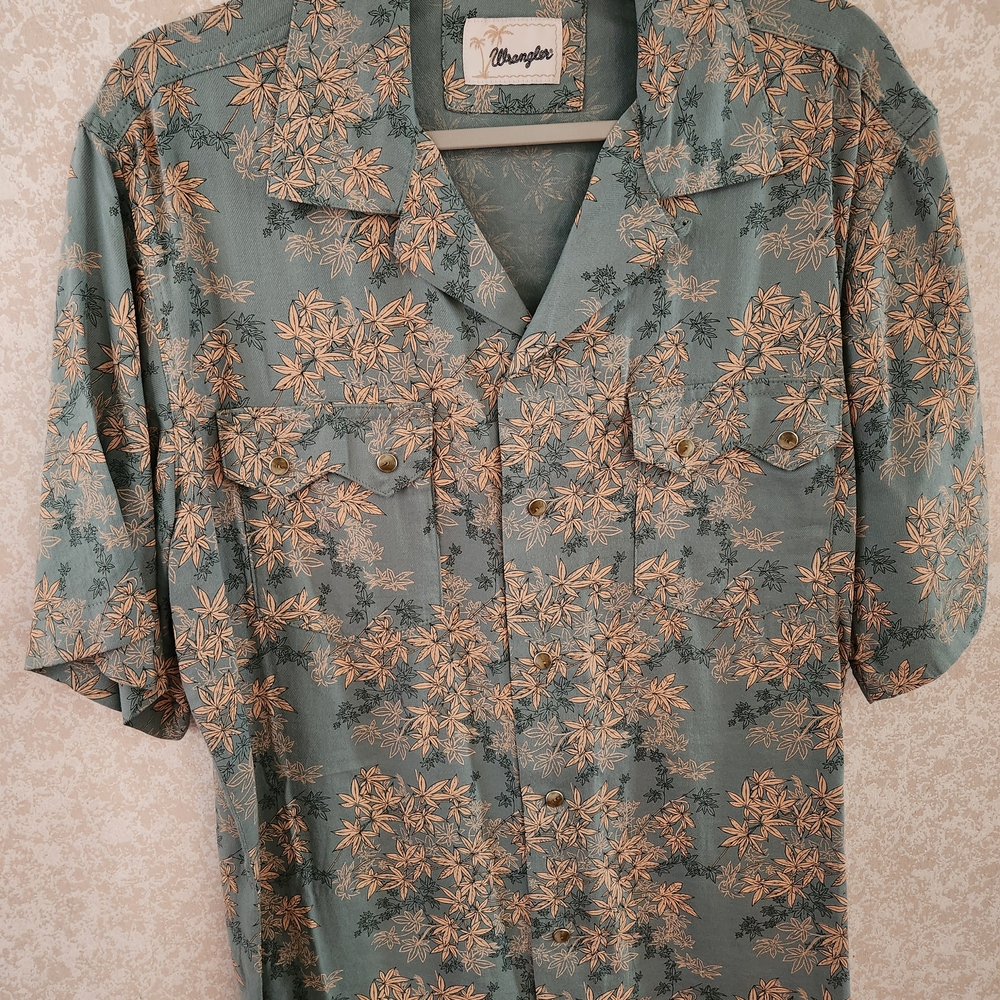 Wrangler Green Casual Button Down Shirt with Floral Design Men's Medium
